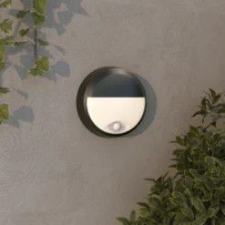 4lite Pylus Round udendørs væglampe med sensor, halvskærm, sort